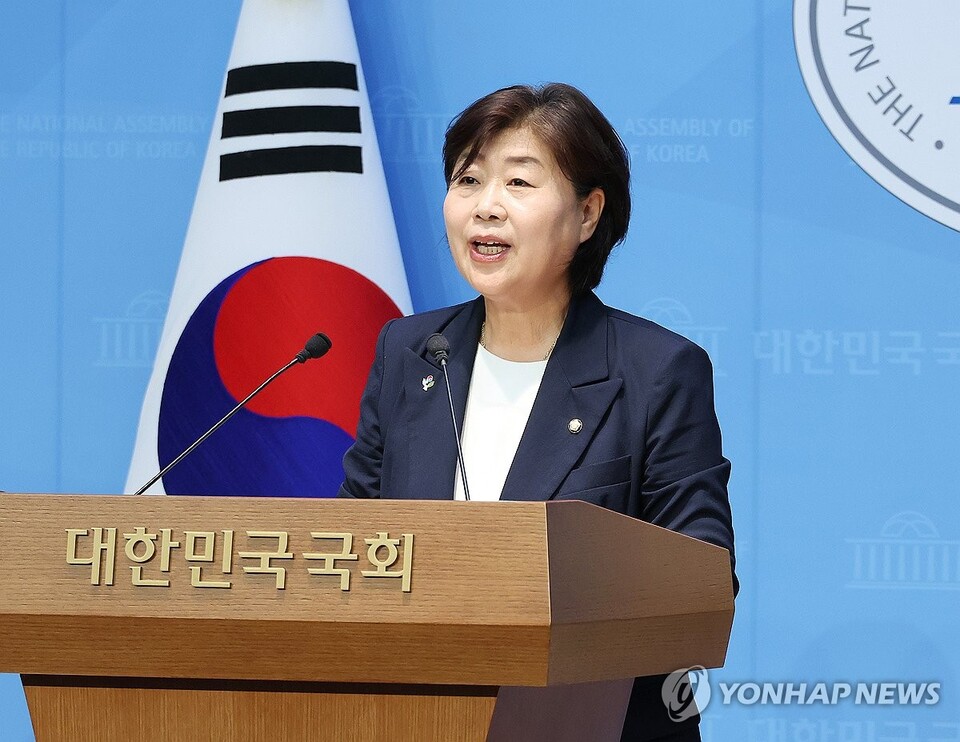 서영교 더불어민주당 의원은 8일 "이재명 정부 첫 번째 과제인 민생 회복을 위해 전국민 재난지원금과 지역화폐를 적극 검토하고 있다"고 밝혔다. / 연합뉴스 