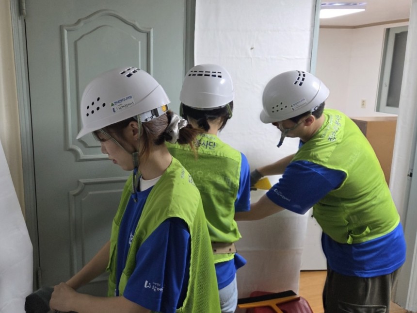 현대엔지니어링이 복지 사각지대에 놓인 서울시 내 노후주택 주거환경 개선을 위해 한 달 간 매주 집수리 봉사활동에 나선다고 9일 밝혔다./현대엔지니어링
