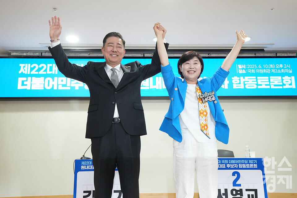 10일 서울 여의도 국회 의원회관에서 더불어민주당 2기 원내대표 후보 합동토론회가 열리고 있다. 후보자로 나선 김병기 의원과 서영교 의원이 포즈를 취하고 있다./최대성 기자 dpdaesung@sporbiz.co.kr 2025.06.10.