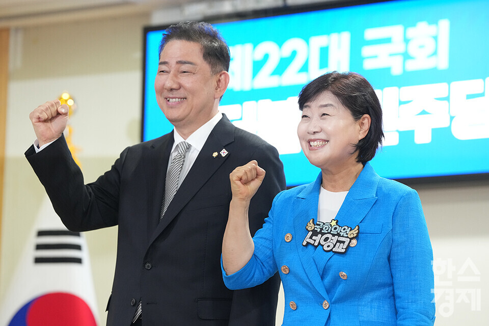 10일 서울 여의도 국회 의원회관에서 더불어민주당 2기 원내대표 후보 합동토론회가 열리고 있다. 후보자로 나선 김병기 의원과 서영교 의원이 포즈를 취하고 있다./최대성 기자 dpdaesung@sporbiz.co.kr 2025.06.10.