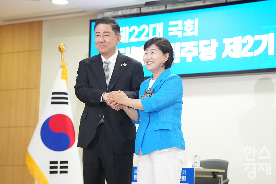 10일 서울 여의도 국회 의원회관에서 더불어민주당 2기 원내대표 후보 합동토론회가 열리고 있다. 후보자로 나선 김병기 의원과 서영교 의원이 포즈를 취하고 있다./최대성 기자 dpdaesung@sporbiz.co.kr 2025.06.10.