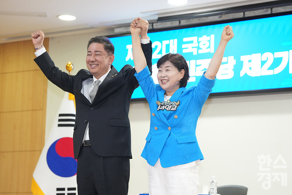 10일 서울 여의도 국회 의원회관에서 더불어민주당 2기 원내대표 후보 합동토론회가 열리고 있다. 후보자로 나선 김병기 의원과 서영교 의원이 포즈를 취하고 있다./최대성 기자 dpdaesung@sporbiz.co.kr 2025.06.10.