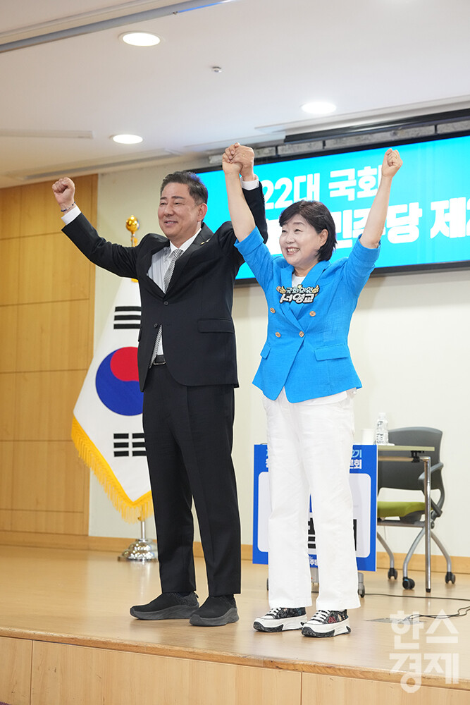 10일 서울 여의도 국회 의원회관에서 더불어민주당 2기 원내대표 후보 합동토론회가 열리고 있다. 후보자로 나선 김병기 의원과 서영교 의원이 포즈를 취하고 있다./최대성 기자 dpdaesung@sporbiz.co.kr 2025.06.10.