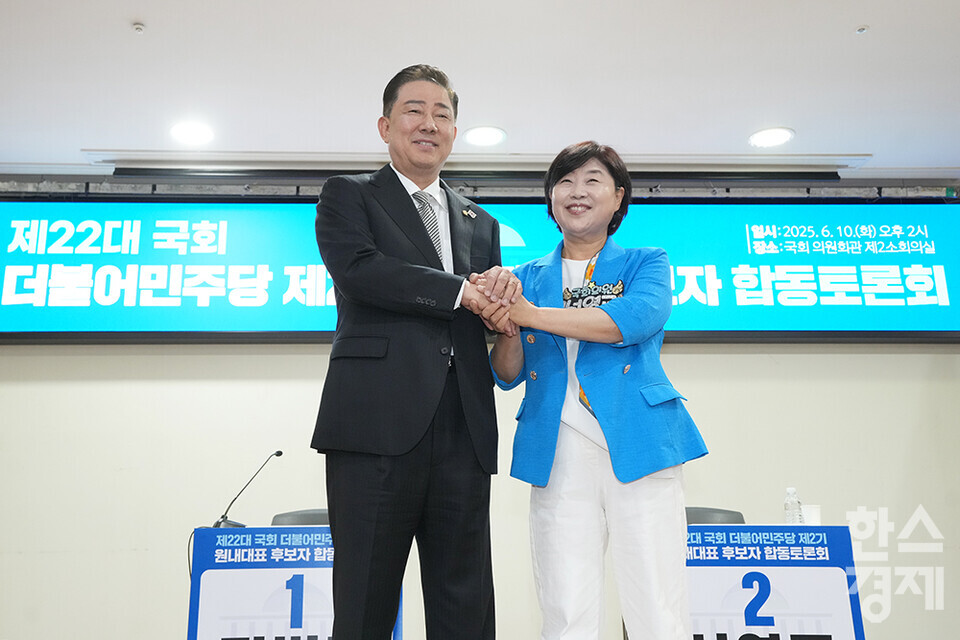 10일 서울 여의도 국회 의원회관에서 더불어민주당 2기 원내대표 후보 합동토론회가 열리고 있다. 후보자로 나선 김병기 의원과 서영교 의원이 포즈를 취하고 있다./최대성 기자 dpdaesung@sporbiz.co.kr 2025.06.10.