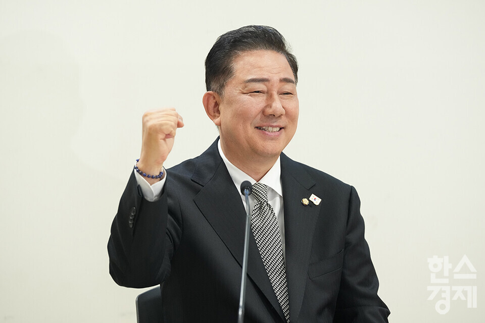 10일 서울 여의도 국회 의원회관에서 더불어민주당 2기 원내대표 후보 합동토론회가 열리고 있다. 후보자로 나선 김병기 의원이 포즈를 취하고 있다./최대성 기자 dpdaesung@sporbiz.co.kr 2025.06.10.