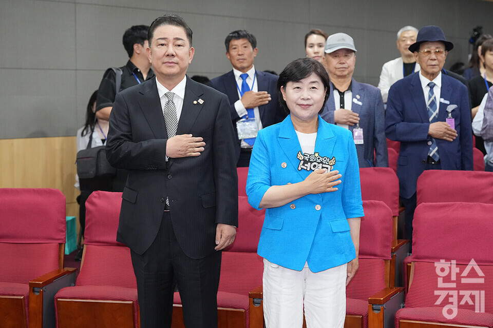 10일 서울 여의도 국회 의원회관에서 더불어민주당 2기 원내대표 후보 합동토론회가 열리고 있다. 후보자로 나선 김병기 의원과 서영교 의원이 국민의례를 하고 있다./최대성 기자 dpdaesung@sporbiz.co.kr 2025.06.10.