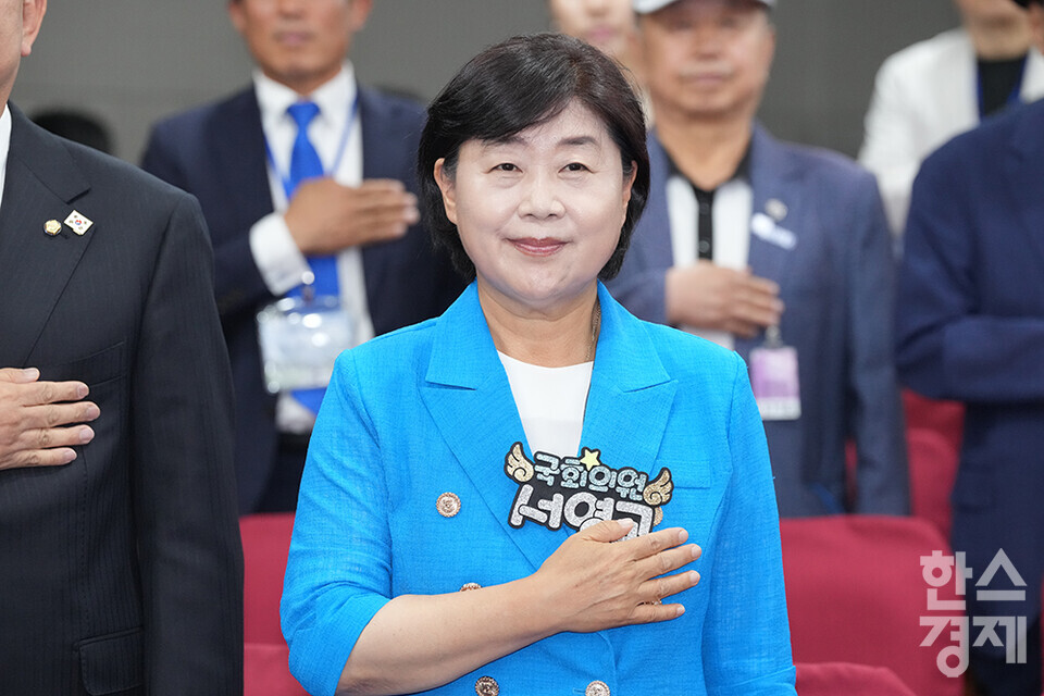 10일 서울 여의도 국회 의원회관에서 더불어민주당 2기 원내대표 후보 합동토론회가 열리고 있다. 후보자로 나선 서영교 의원이 국민의례를 하고 있다./최대성 기자 dpdaesung@sporbiz.co.kr 2025.06.10.