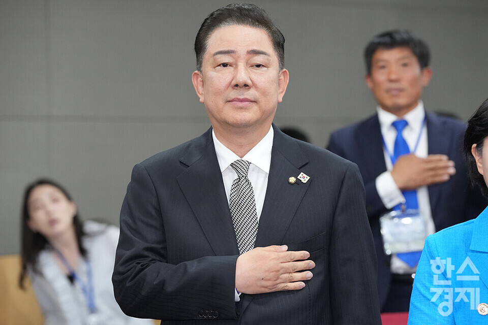 10일 서울 여의도 국회 의원회관에서 더불어민주당 2기 원내대표 후보 합동토론회가 열리고 있다. 후보자로 나선 김병기 의원이 국민의례를 하고 있다./최대성 기자 dpdaesung@sporbiz.co.kr 2025.06.10.