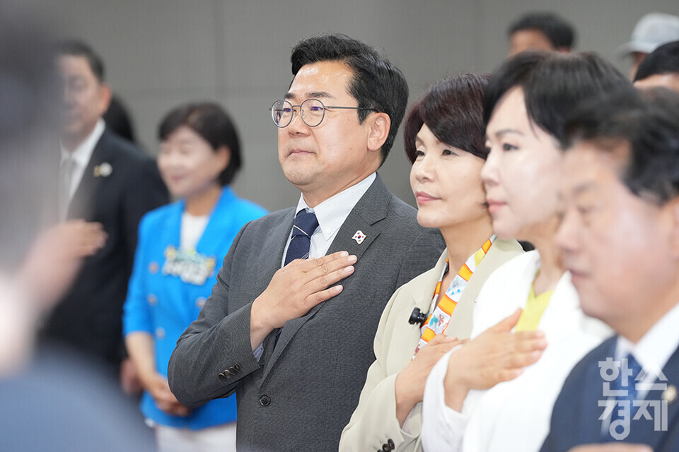 10일 서울 여의도 국회 의원회관에서 더불어민주당 2기 원내대표 후보 합동토론회가 열리고 있다. 박찬대 당대표 직무대행 겸 원내대표가 국민의례를 하고 있다. /최대성 기자 dpdaesung@sporbiz.co.kr 2025.06.10.
