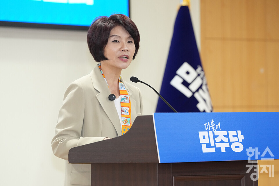 10일 서울 여의도 국회 의원회관에서 더불어민주당 2기 원내대표 후보 합동토론회가 열리고 있다. 선거관리위원장이 인사하고 있다./최대성 기자 dpdaesung@sporbiz.co.kr 2025.06.10.