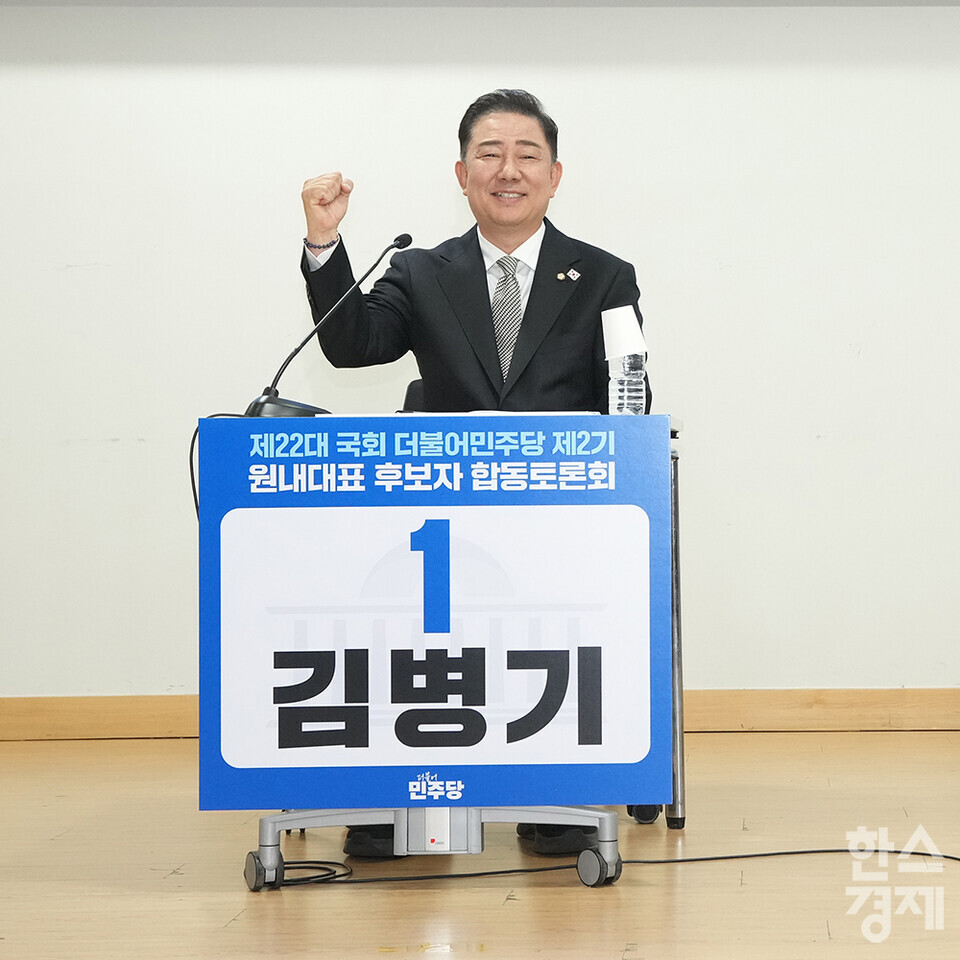 10일 서울 여의도 국회 의원회관에서 더불어민주당 2기 원내대표 후보 합동토론회가 열리고 있다. 후보자로 나선 김병기 의원이 포즈를 취하고 있다./최대성 기자 dpdaesung@sporbiz.co.kr 2025.06.10.