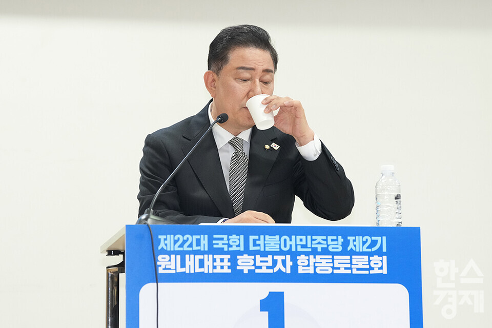 10일 서울 여의도 국회 의원회관에서 더불어민주당 2기 원내대표 후보 합동토론회가 열리고 있다. 후보자로 나선 김병기 의원이 물을 마시고 있다./최대성 기자 dpdaesung@sporbiz.co.kr 2025.06.10.