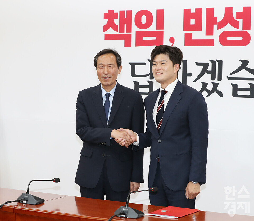 우상호 대통령실 정무수석이 10일 국회에서 김용태 국민의힘 비상대책위원장을 접견하고 있다. /최대성 기자 dpdaesung@sporbiz.co.kr 2025.06.10. 