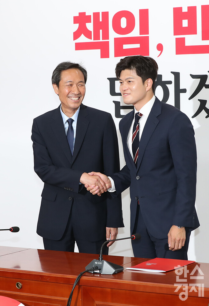 우상호 대통령실 정무수석이 10일 국회에서 김용태 국민의힘 비상대책위원장을 접견하고 있다. /최대성 기자 dpdaesung@sporbiz.co.kr 2025.06.10. 