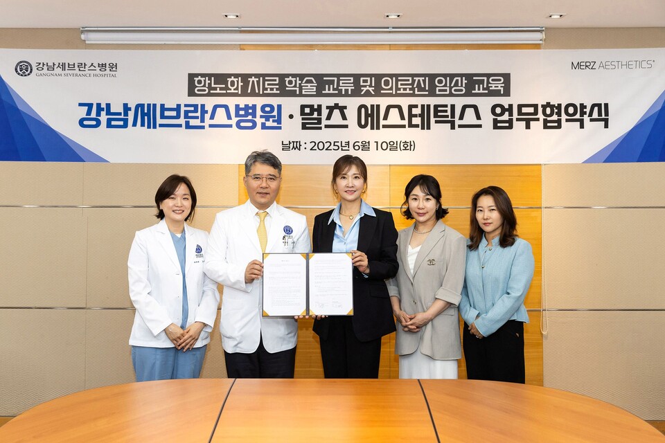 (왼쪽부터) 노미령 강남세브란스병원 피부과 노미령 교수, 구성욱 강남세브란스병원장, 유수연 멀츠 에스테틱스 코리아 대표, 김소영 상무, 이지혜 상무. /멀츠 에스테틱스 코리아 제공
