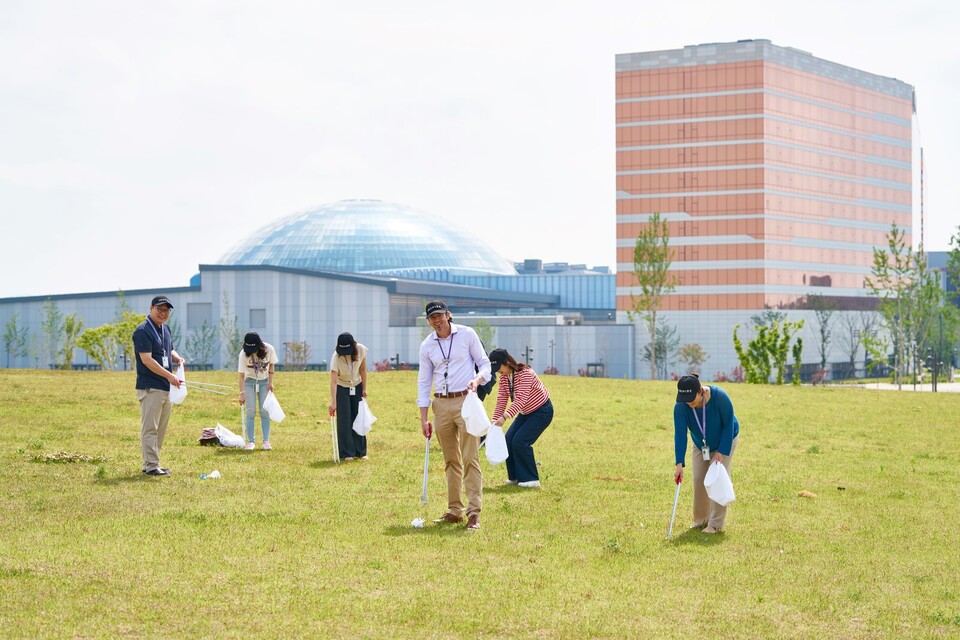 인스파이어 임직원들이 10일 폐린넨으로 만든 재활용 백을 활용해 리조트 일대에서 플로깅 활동을 했다. /인스파이어 엔터테인먼트 리조트 제공