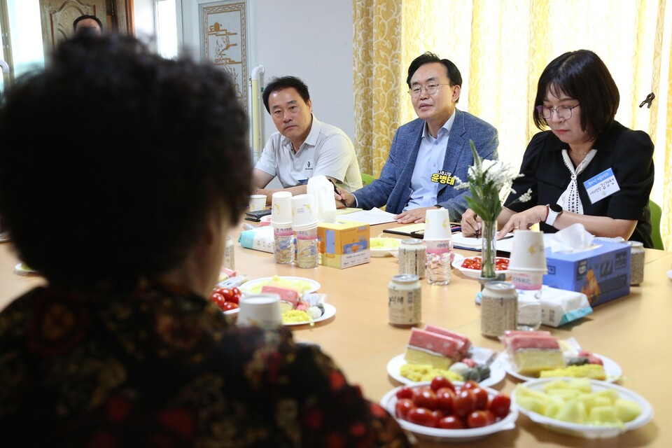 윤병태 시장이 황교마을 주민들과 좌담회를 진행하고 있다. /사진=나주시