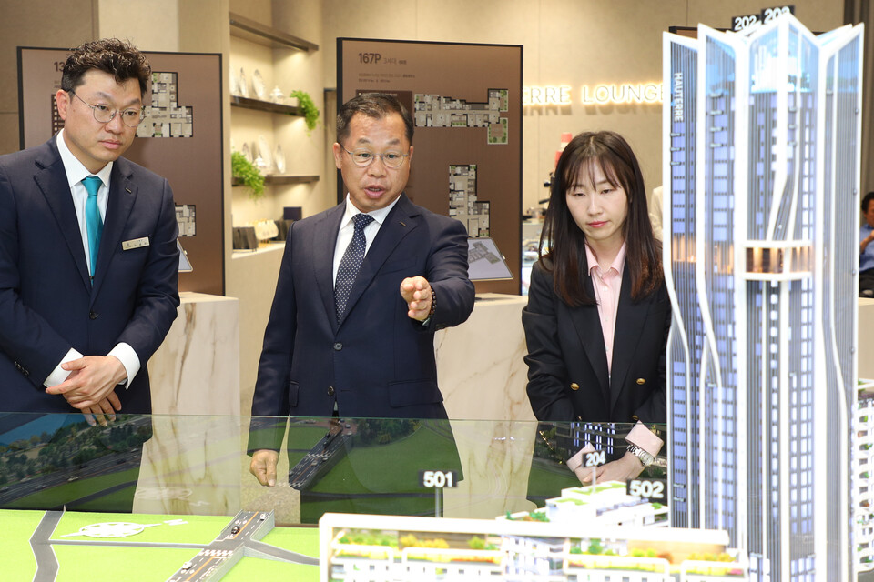 정희민 포스코이앤씨 사장이 용산정비창 전면1구역 홍보관에서 수주활동을 진두지휘 하고 있다./포스코이앤씨