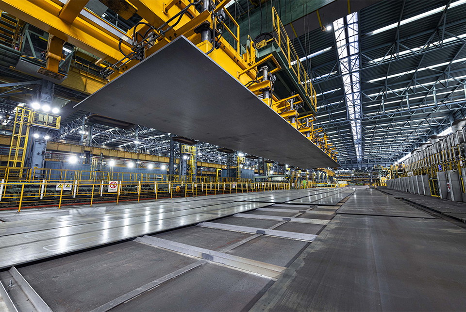 진공흡착식 크레인으로 이송되고 있는 포스코의 신소재 고망간강./포스코