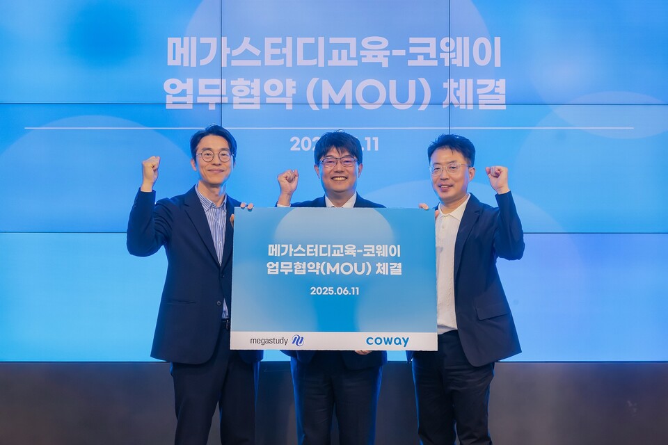 (왼쪽부터) 김순태 코웨이 경영관리본부장, 윤정훈 메가스터디교육 러셀학원사업본부장, 김명곤 코웨이라이프솔루션 대표이사./코웨이