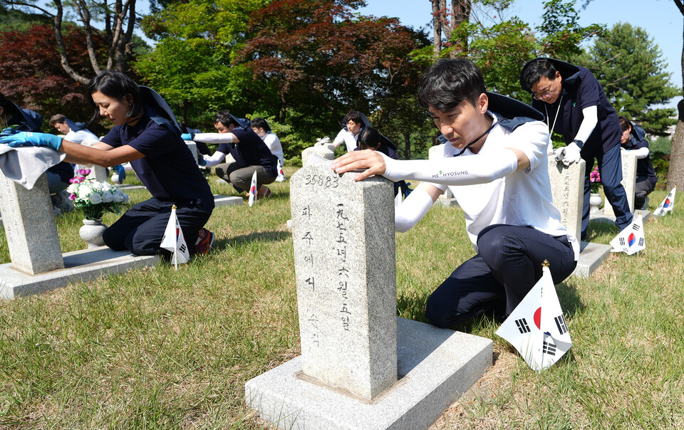 HS효성이 호국보훈의 달을 맞아 11일 국립서울현충원을 찾아 현충탑을 참배하고 묘역 정화 활동을 실시했다./HS효성 제공