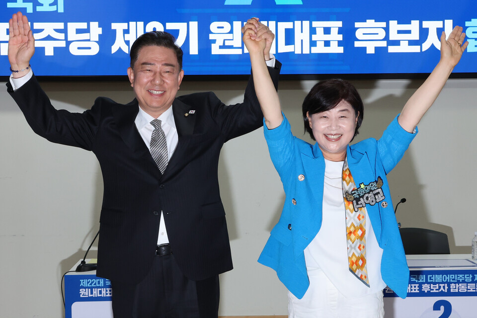 10일 서울 여의도 국회 의원회관에서 열린 더불어민주당 제22대 국회 2기 원내대표 후보 합동 토론회에서 후보로 나선 김병기 의원(왼쪽)과 서영교 의원이 취재진 카메라를 향해 포즈를 취하고 있다.사진=연합뉴스