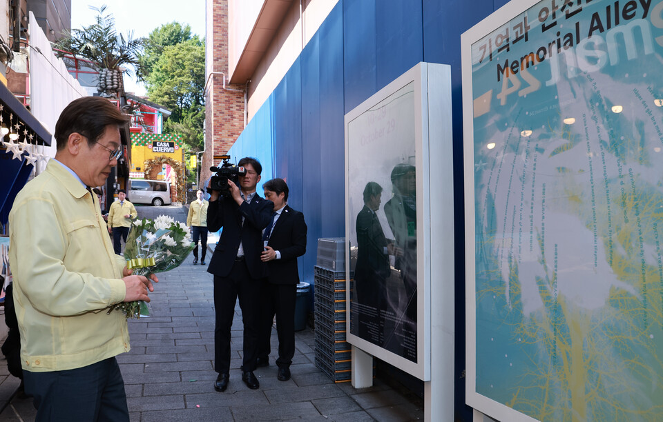 이재명 대통령이 12일 서울 용산구 이태원 참사 현장 '10·29 기억과 안전의 길'에서 헌화하고 있다. 사진=연합뉴스