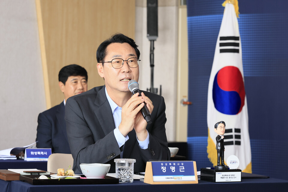 정명근 화성특례시장이 12일 전곡항 마리나클럽하우스에서 열린 ‘대한민국특례시시장협의회 2025년 상반기 정기회의’에서 신임 대표회장으로 선출되며 5개 특례시 발전의 중추적 리더로서 본격 행보에 나섰다./ 화성특례시 제공