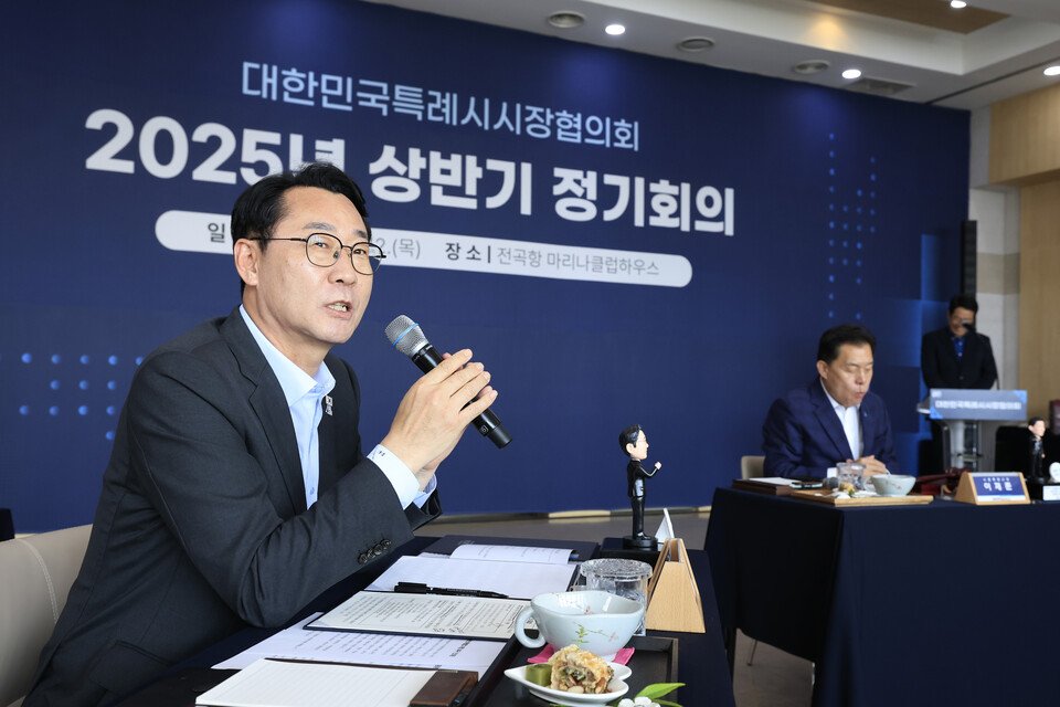 정 시장은 “화성특례시가 첫걸음을 내딛는 시점에 중책을 맡겨주신 것은 5개 특례시가 힘을 모아 더 큰 도약을 이루라는 국민과 시민들의 기대”라며 “가장 시급한 ‘특례시 지원 특별법’ 제정을 위해 강력한 추진력을 발휘, 특례시에 걸맞은 실질적인 행정·재정 권한 확보를 반드시 이루겠다”고 강한 의지를 밝혔다./ 화성특례시 제공