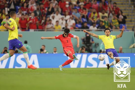 2022 카타르 월드컵 16강에서 맞붙은 한국과 브라질. 손흥민(가운데)이 슈팅을 시도하고 있다. /대한축구협회 제공