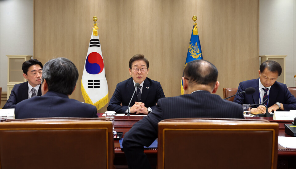 이재명 대통령이 13일 용산 대통령실에서 이스라엘의 이란 공습관련 경제안보 긴급 점검회의를 하고 있다./연합뉴스