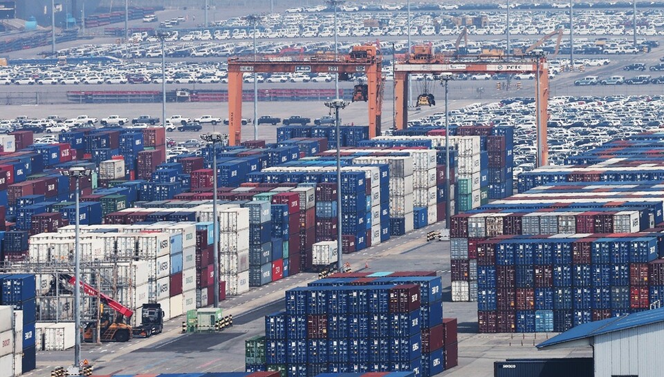 1일 경기도 평택항에 컨테이너가 쌓여 있는 모습. 사진/연합뉴스