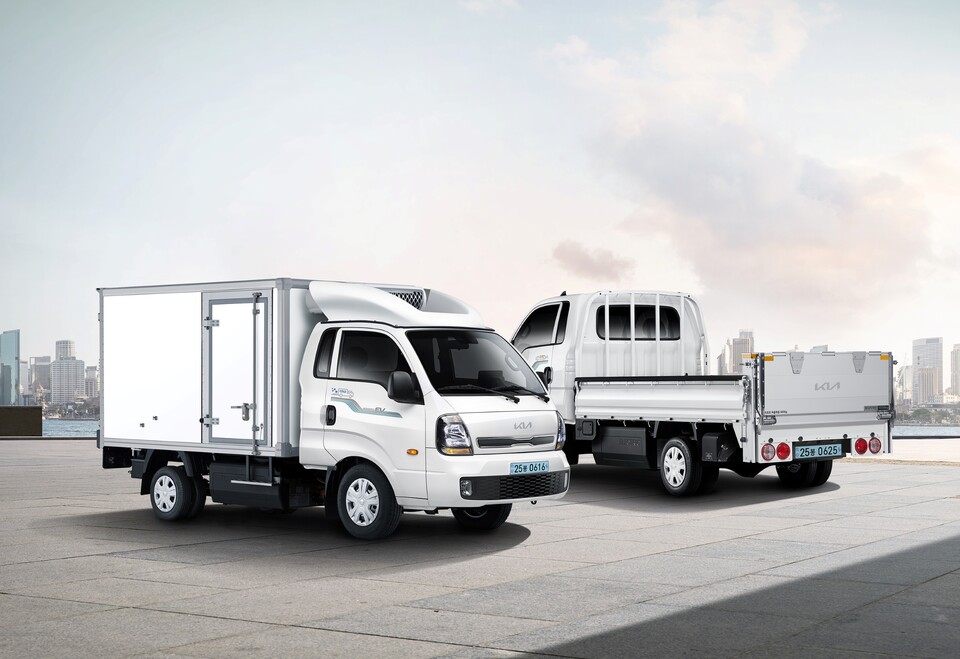 (왼쪽부터) The 2025 봉고 Ⅲ EV 스탠다드 냉동탑차, 수직형 파워게이트./기아