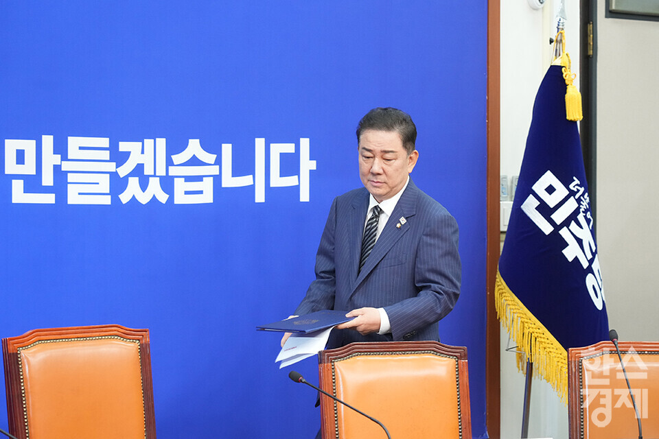 김병기 더불어민주당 대표 직무대행 겸 원내대표가 16일 서울 여의도 국회에서 열린 최고위원회의에 참석하고 있다. /최대성 기자 dpdaesung@sporbiz.co.kr 2025.06.16. 