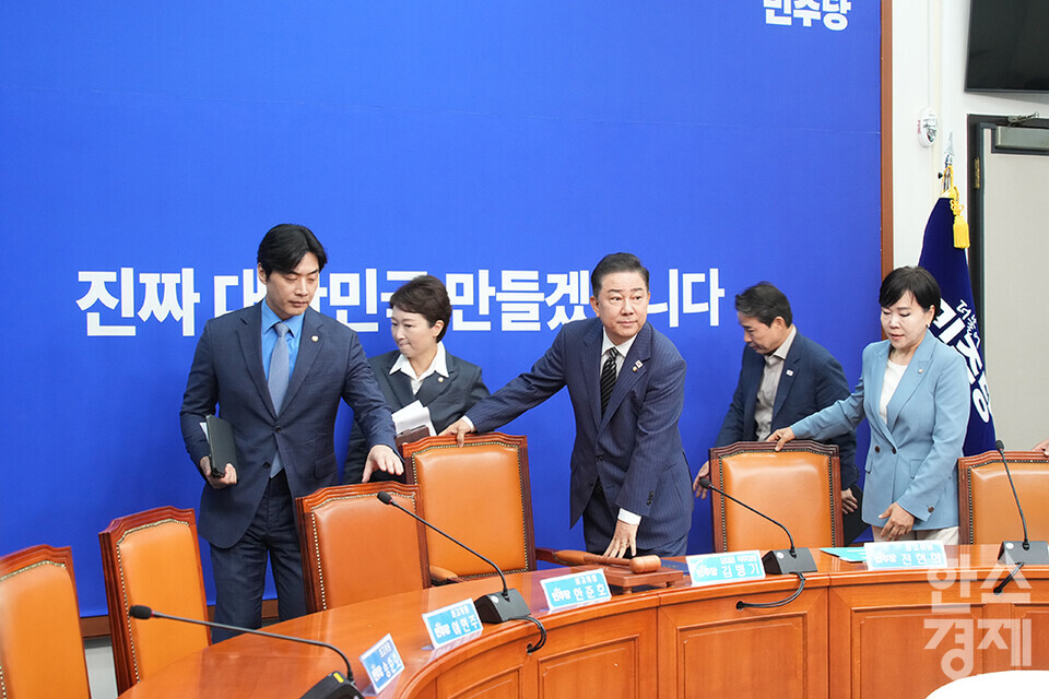 김병기 더불어민주당 대표 직무대행 겸 원내대표가 16일 서울 여의도 국회에서 열린 최고위원회의에 참석하고 있다. /최대성 기자 dpdaesung@sporbiz.co.kr 2025.06.16. 