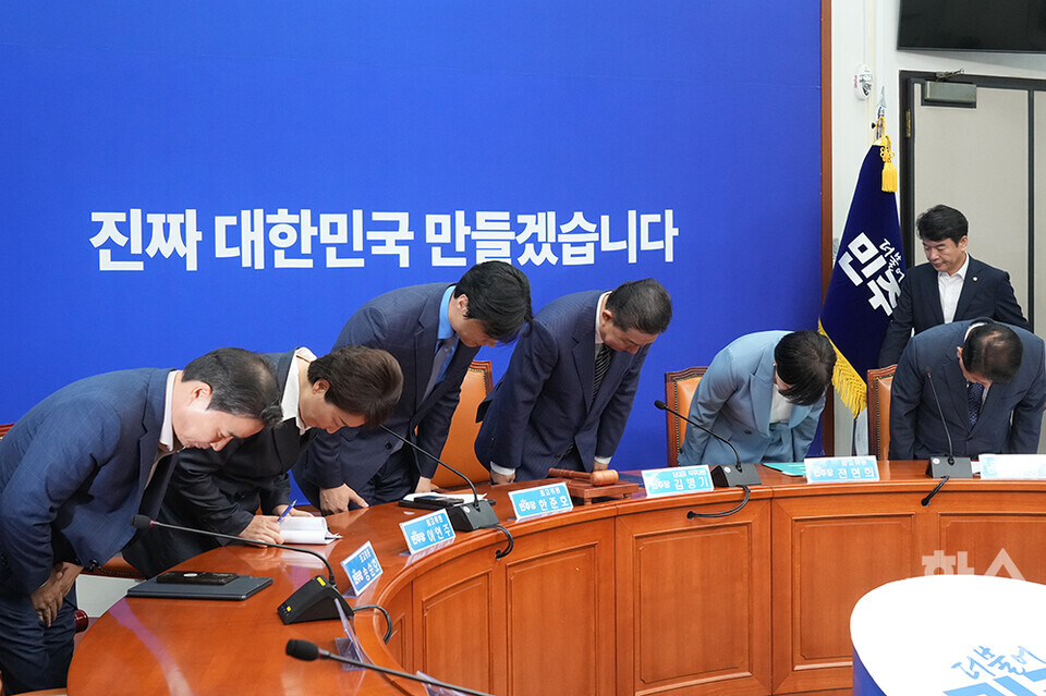 16일 서울 여의도 국회에서 더불어민주당 최고위원회의가 열리고 있다. 김병기 더불어민주당 대표 직무대행 겸 원내대표을 비롯한 최고위원들이 인사하고 있다. /최대성 기자 dpdaesung@sporbiz.co.kr 2025.06.16.