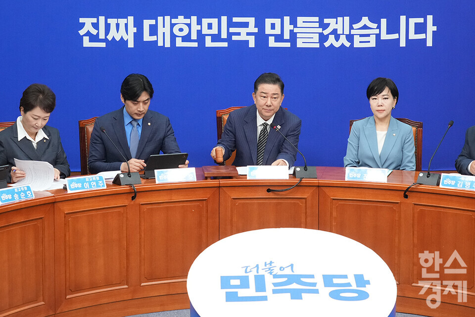 16일 서울 여의도 국회에서 더불어민주당 최고위원회의가 열리고 있다. 김병기 더불어민주당 대표 직무대행 겸 원내대표가 의사봉을 두드리고 있다. /최대성 기자 dpdaesung@sporbiz.co.kr 2025.06.16.