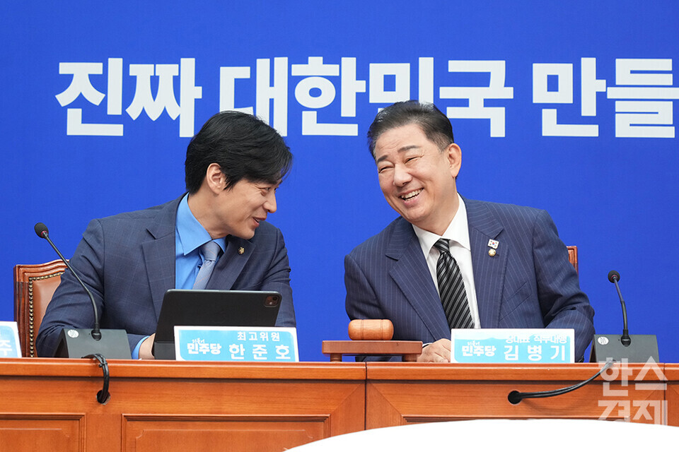 16일 서울 여의도 국회에서 더불어민주당 최고위원회의가 열리고 있다. 김병기 더불어민주당 대표 직무대행 겸 원내대표가 한준호 최고위원과 이야기를 나누고 있다. /최대성 기자 dpdaesung@sporbiz.co.kr 2025.06.16.