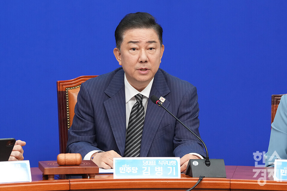 16일 서울 여의도 국회에서 더불어민주당 최고위원회의가 열리고 있다. 김병기 더불어민주당 대표 직무대행 겸 원내대표가 발언하고 있다. /최대성 기자 dpdaesung@sporbiz.co.kr 2025.06.16.