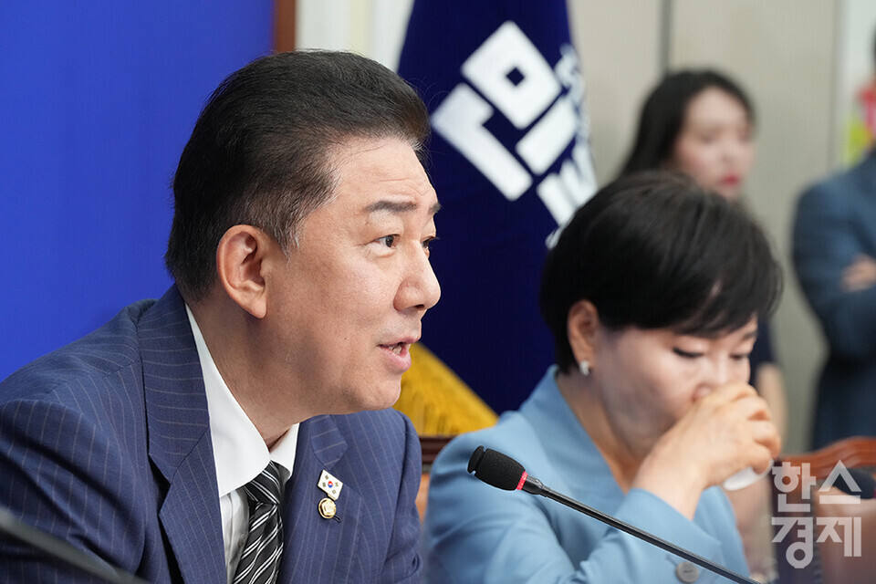 16일 서울 여의도 국회에서 더불어민주당 최고위원회의가 열리고 있다. 김병기 더불어민주당 대표 직무대행 겸 원내대표가 발언하고 있다. /최대성 기자 dpdaesung@sporbiz.co.kr 2025.06.16.