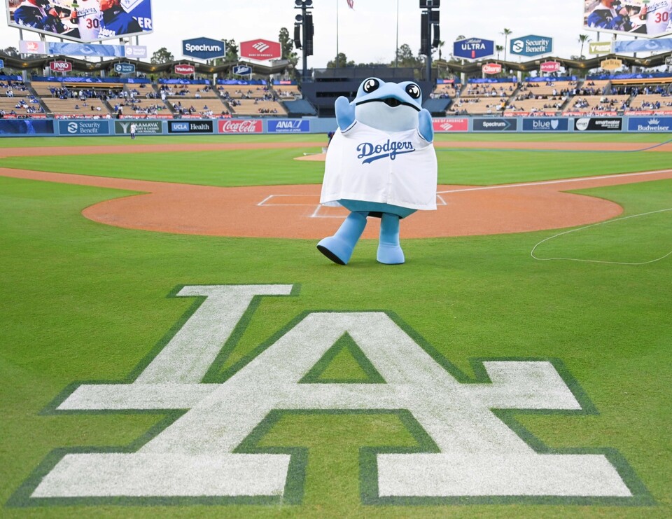 ‘진로(JINRO)’ 대표 캐릭터인 '두꺼비'가 다저스타디움에서 시구자로 나서고 있다./하이트진로 제공.