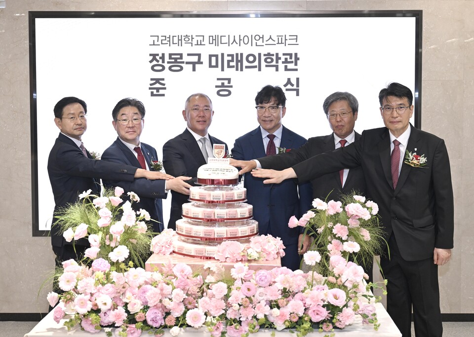 현대차그룹 정몽구 명예회장의 사재가 기부된 고려대학교 메디사이언스파크 '정몽구 미래의학관' 준공식이 16일 서울시 성북구 고려대학교 의료원 메디사이언스파크에서 개최됐다. 이날 준공식에서 정의선 현대차그룹 회장, 김재호 고려중앙학원 이사장, 김동원 고려대 총장, 승명호 교우회장 등 참석자들이 테이프커팅을 하고 있다./현대차그룹