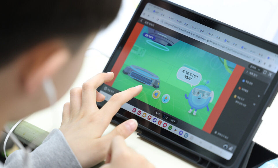 AIDT 개발에 막대한 비용을 투자한 교육기업들이 정책 변화로 혼란을 겪고 있다. AIDT 공개수업 장면./연합뉴스