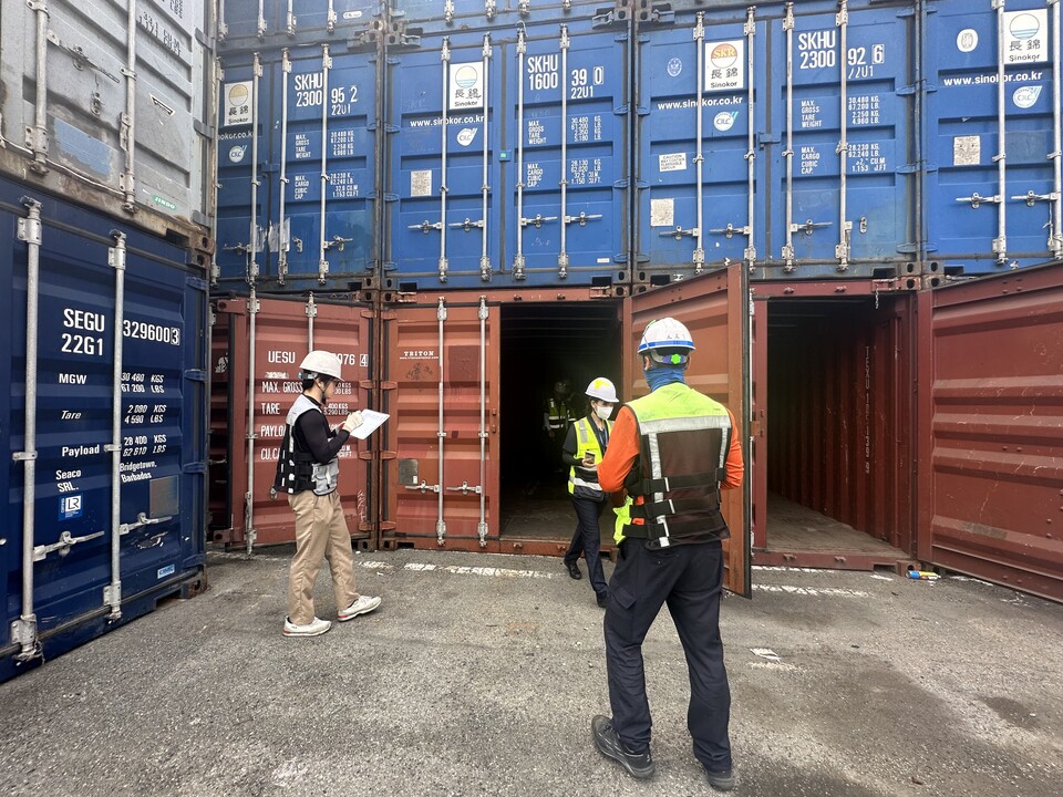 지난해 실시된 부산항 공 컨테이너 실태조사 당시 현장 사진./부산항만공사