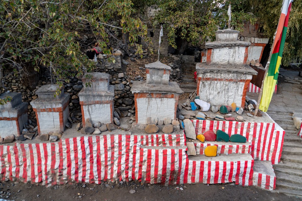 마을 안에 키 높이 순서대로 서 있는 불탑. 낡고 투박해 더 성스러워 보인다.