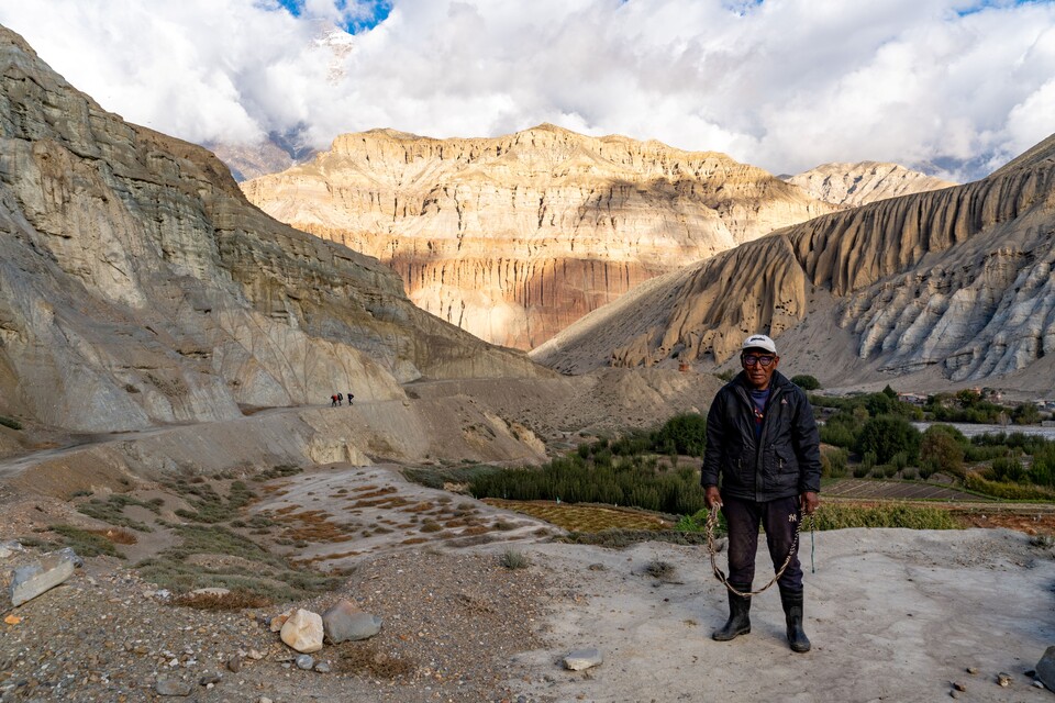 양치기 아저씨의 모습. 친절하게 다가와 길을 안내하고 사진 촬영을 위해 포즈까지 취해준다.
