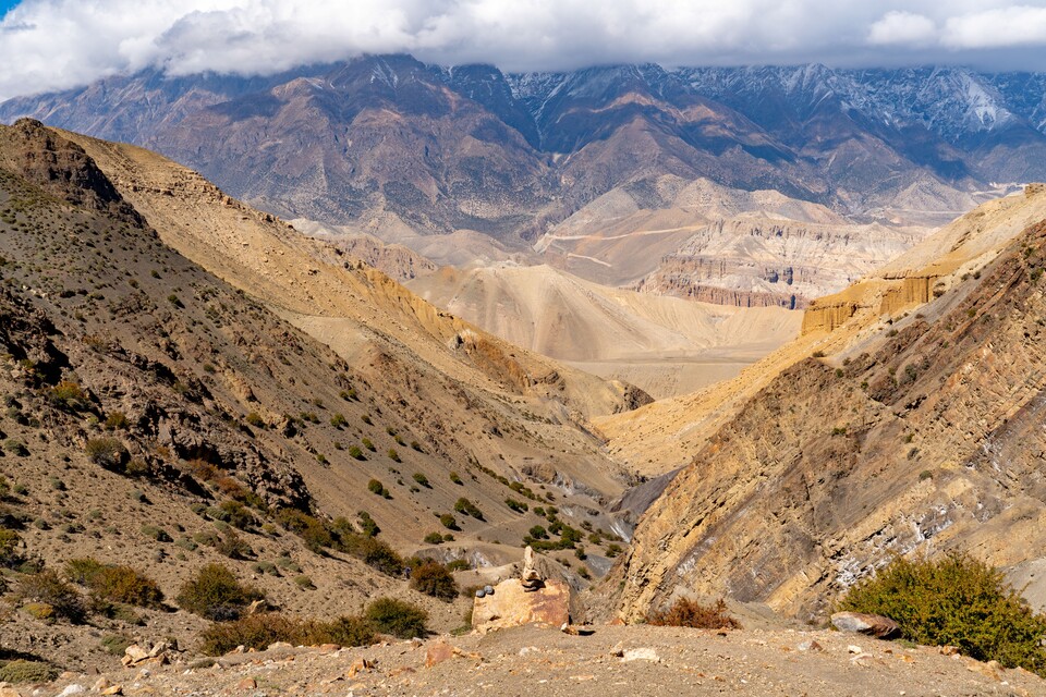 정상인 규라까지 인적이 끊긴 가파른 오르막길이 쉼 없이 이어진다.