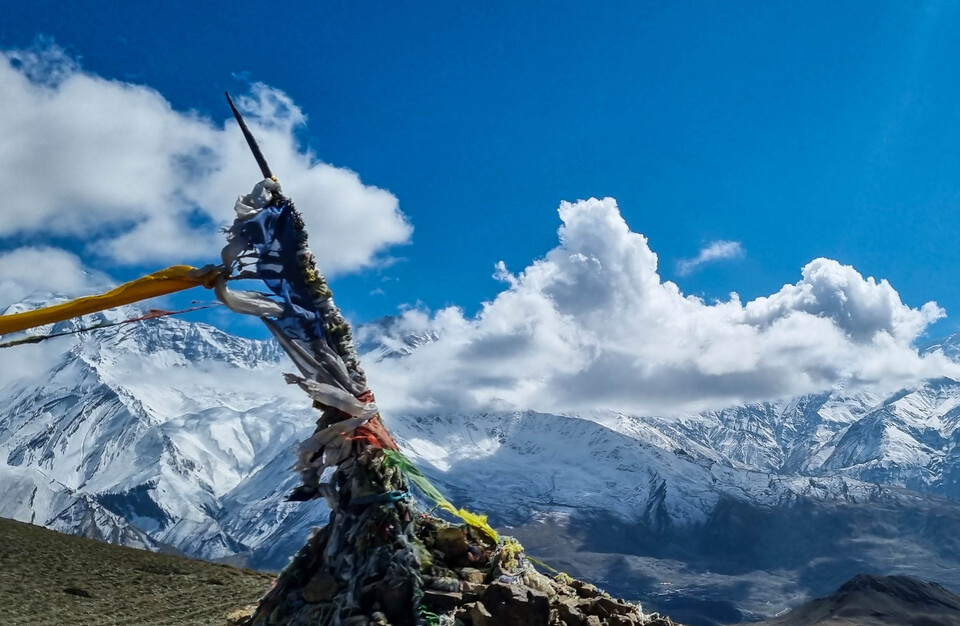 규라 정상의 징표인 마니퇴 위의 룽다와 타루쵸. 안나푸르나의 만년설에 눈이 부시다.