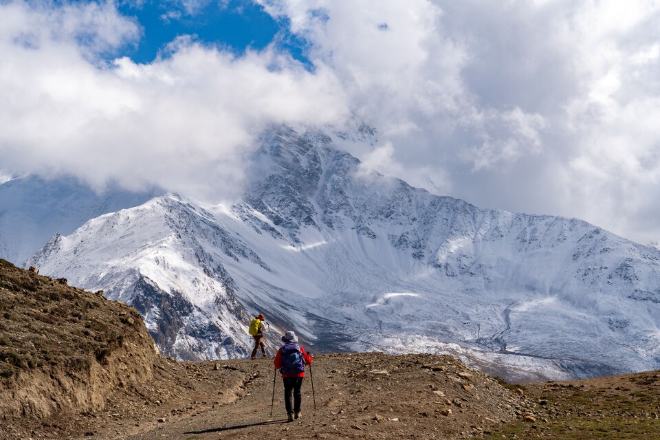 만년설의 안나푸르나를 바라보며 묵티나트를 향해 내리막길로 접어드는 트레커.