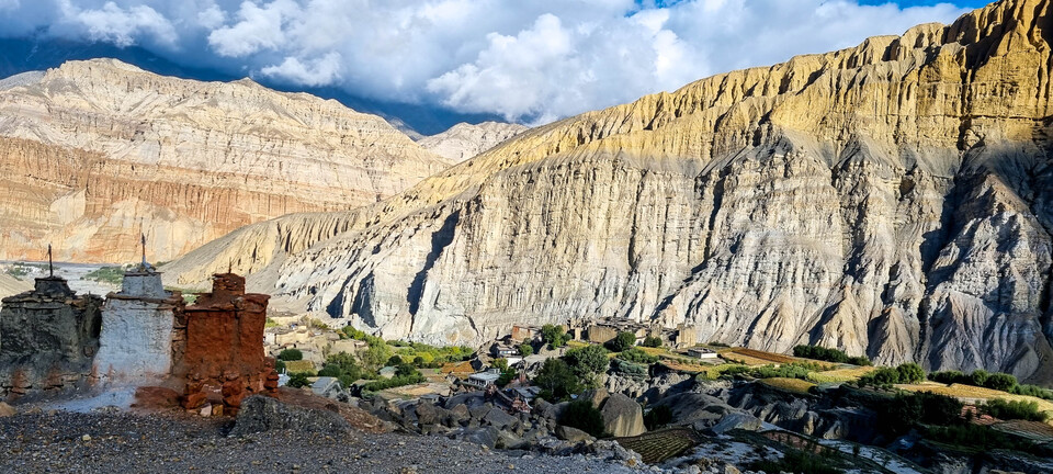 테탕마을 입구에 수호신처럼 서 있는 투박한 불탑.